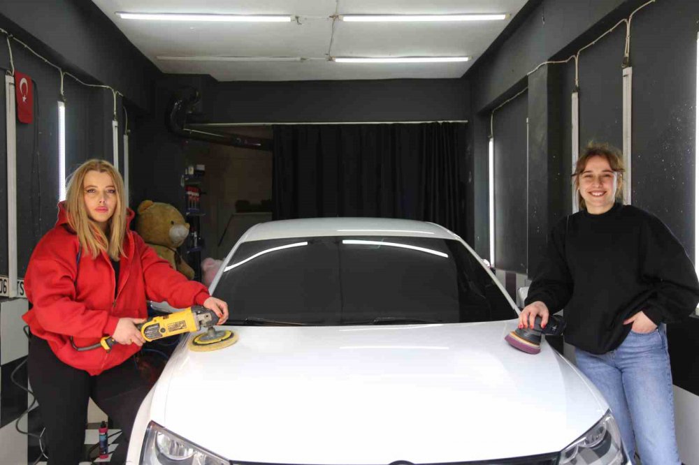 Artvinli Kız Kardeşler Parmaklar Ojeli Oto Kuaför İşi Yapıyorlar