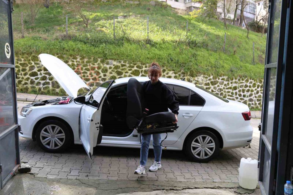 Artvinli Kız Kardeşler Parmaklar Ojeli Oto Kuaför İşi Yapıyorlar