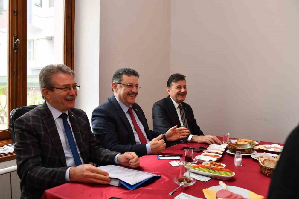 Başkan Genç, Trabzon Sanatevi’ni Ziyaret Etti, İki Sanat Merkezi Yapacaklarının Müjdesini Verdi