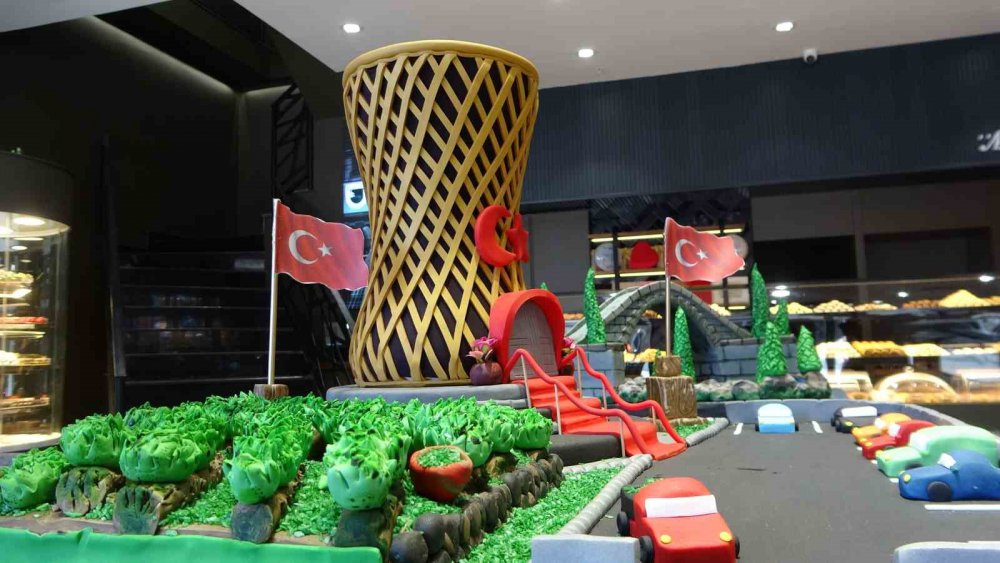 Rize’nin Simgelerini Pastaya Dönüştürdüler,dikkatleri üzerine çektiler