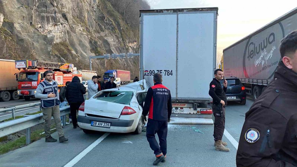 Artvin’de Otomobil Duran Tıra Arkadan Çarptı: 1 Yaralı