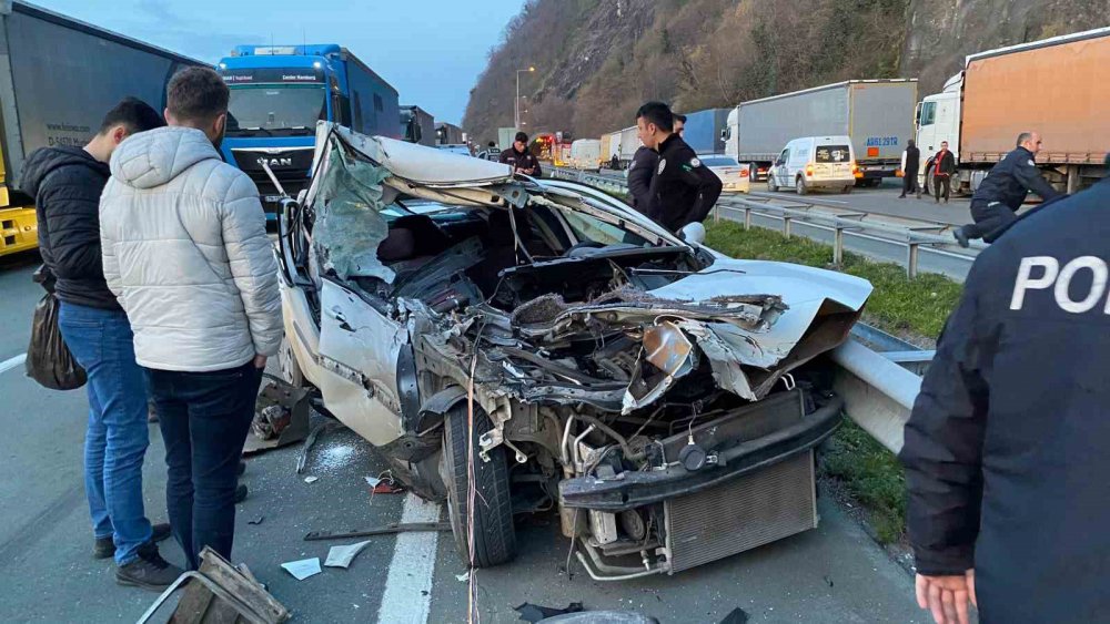 Artvin’de Otomobil Duran Tıra Arkadan Çarptı: 1 Yaralı