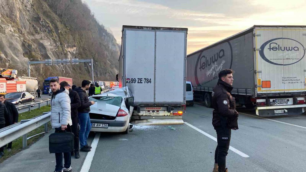 Artvin’de Otomobil Duran Tıra Arkadan Çarptı: 1 Yaralı