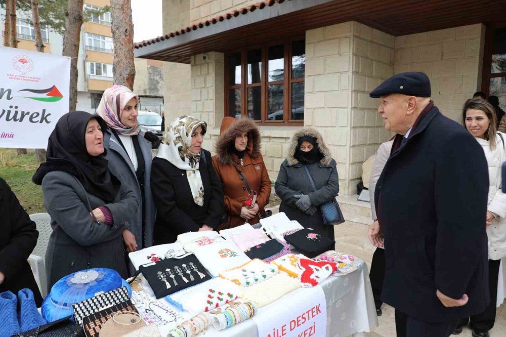 Bayburtlu Kadınların El Emekleri Filistin’e Destek Amaçlı Satışa Sunuldu