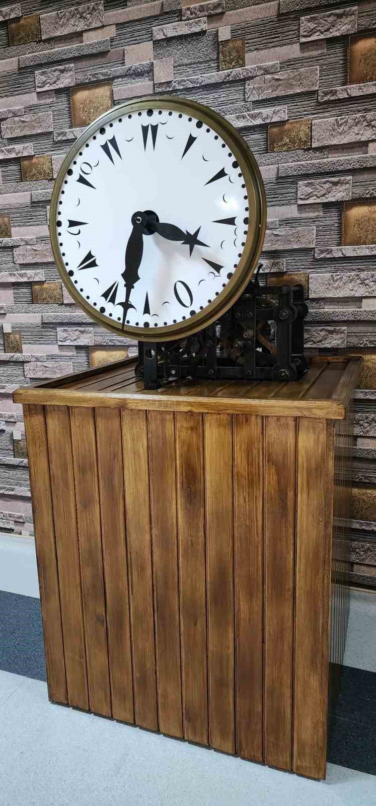 Parçaları Kaybolan Tarihi Saat Kulesinin Orijinal Saati İlçeye Getirtildi