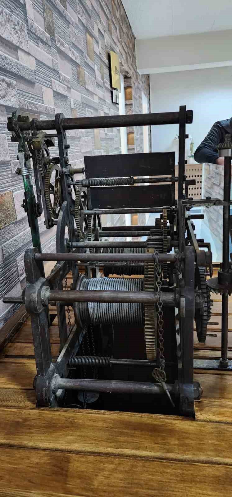 Parçaları Kaybolan Tarihi Saat Kulesinin Orijinal Saati İlçeye Getirtildi