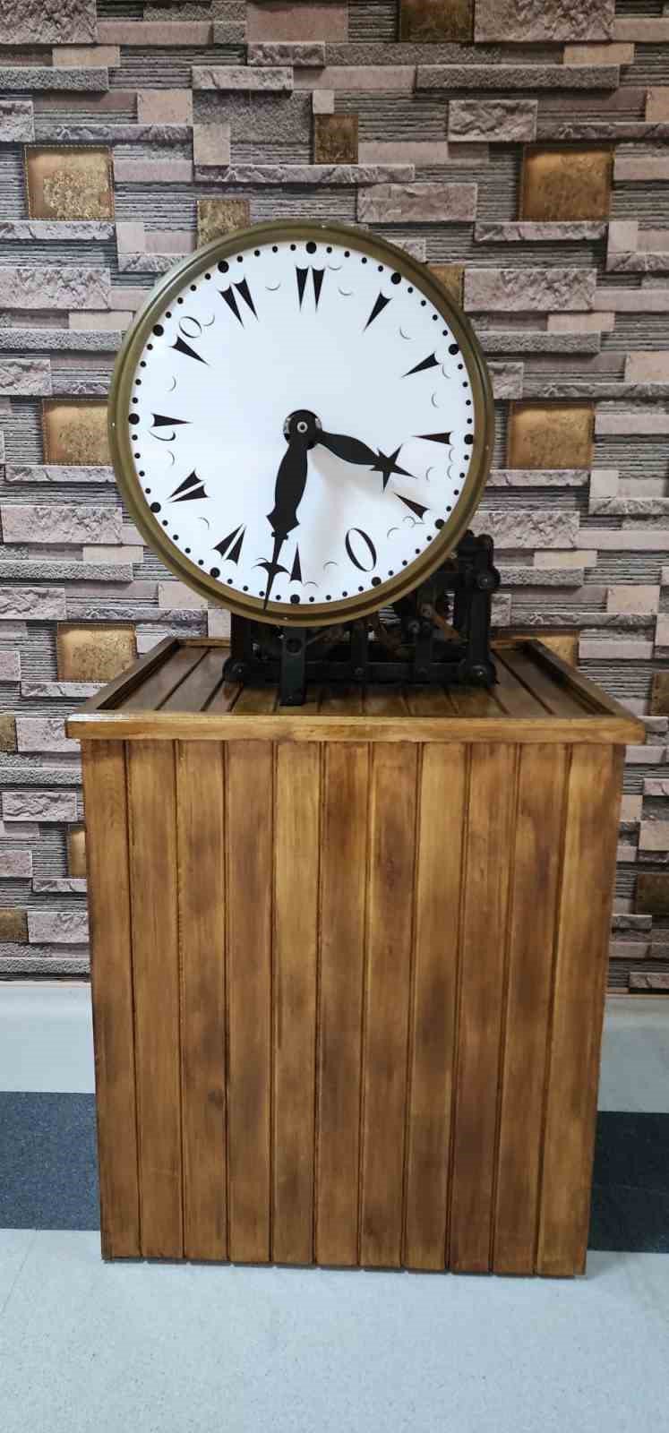 Parçaları Kaybolan Tarihi Saat Kulesinin Orijinal Saati İlçeye Getirtildi