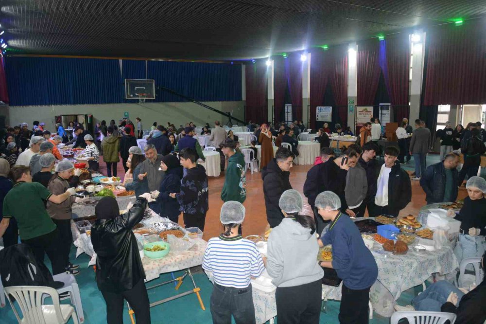 Öğrenciler, Gazze İçin 100 Bin Lira Yardım Topladı