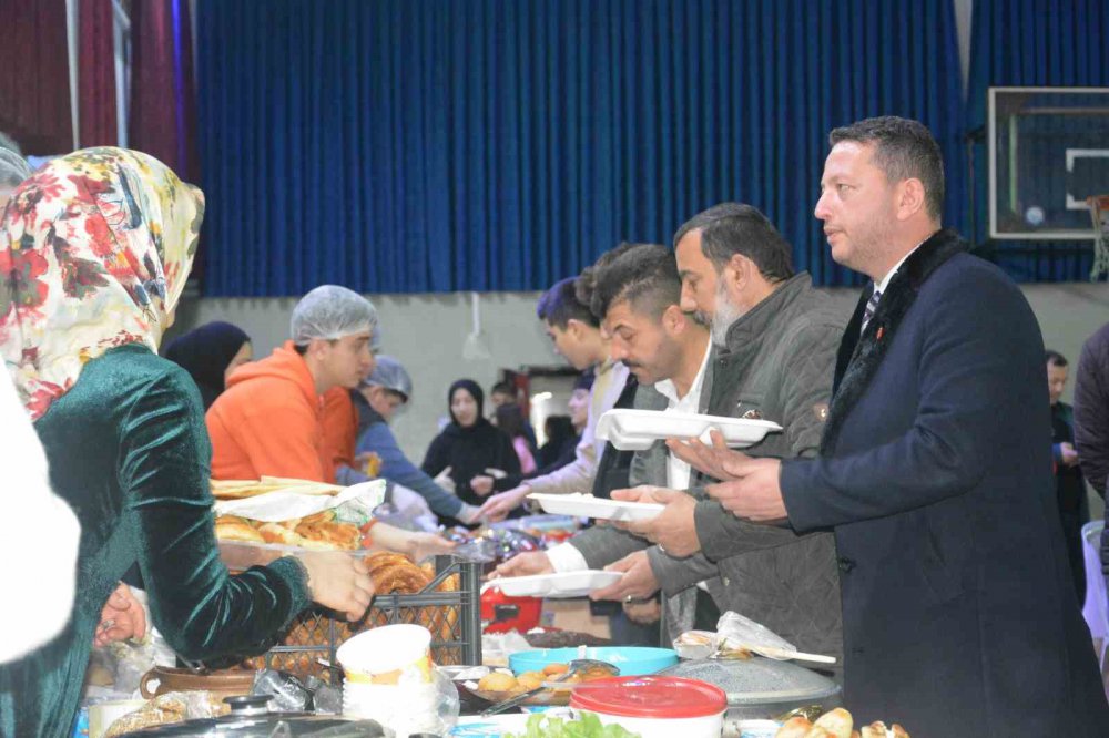 Öğrenciler, Gazze İçin 100 Bin Lira Yardım Topladı
