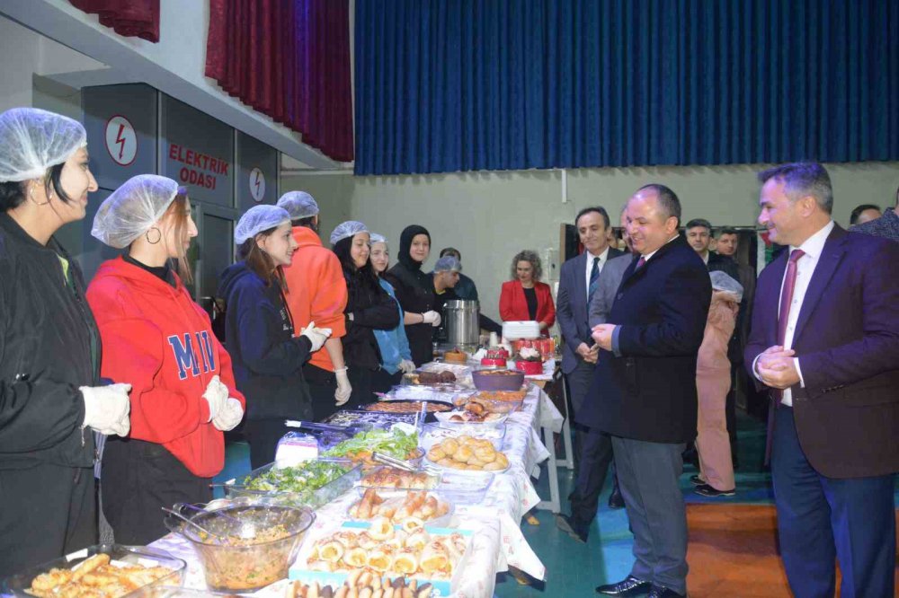 Öğrenciler, Gazze İçin 100 Bin Lira Yardım Topladı