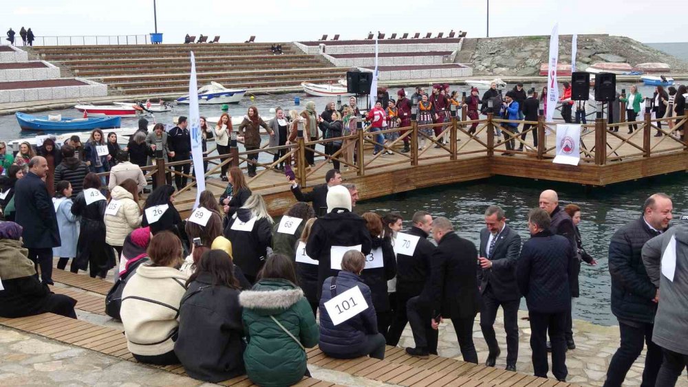 Trabzon'da Guinness Dünya Rekorlar Kitabı’na Girmek İçin Horon Halkası Oluşturdular