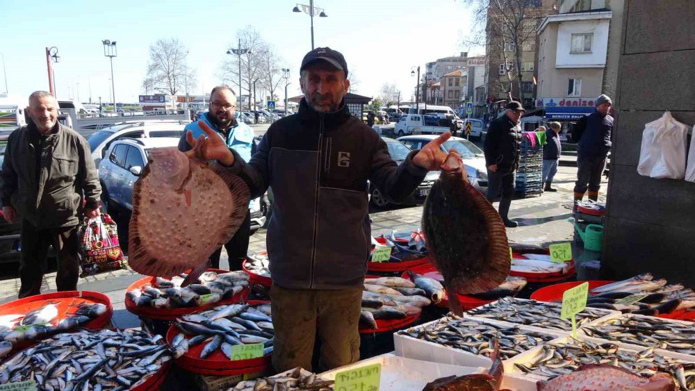 Ramazanda Tezgâhlar Farklı Balık Çeşitleriyle Şenlendi