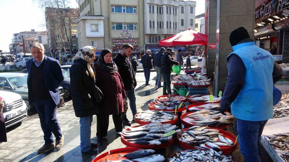 Ramazanda Tezgâhlar Farklı Balık Çeşitleriyle Şenlendi