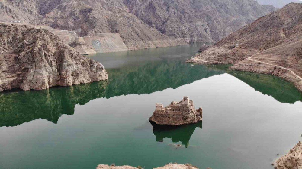 Artvin'in Yusufeli İlçesinde Baraj Suları Çekildi Tarihi Kale Ortaya Çıktı