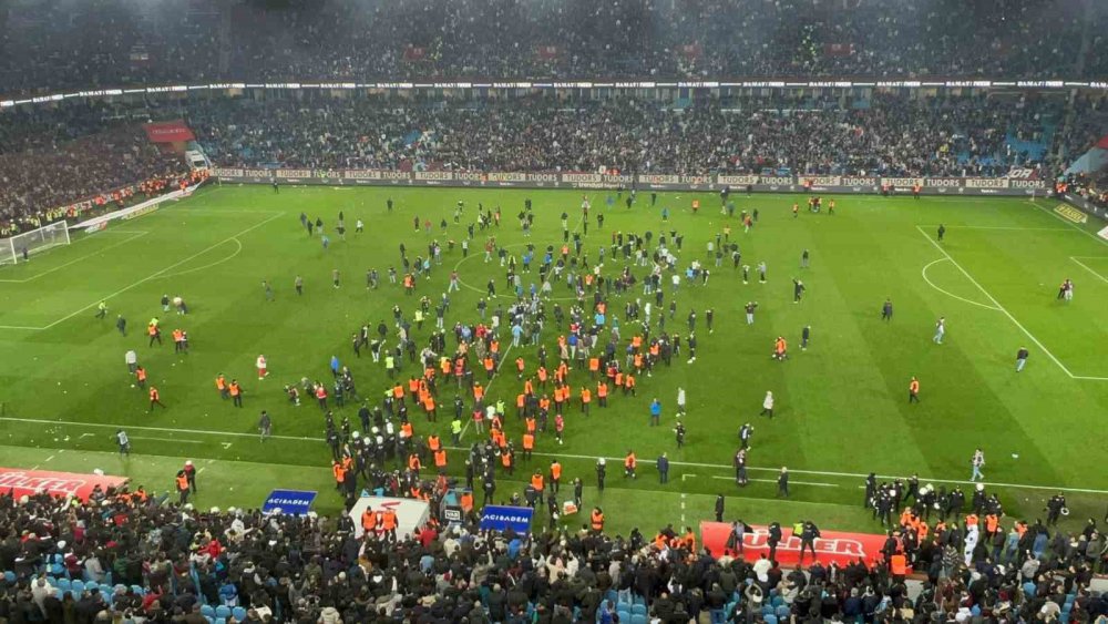 Trabzon’da Fenerbahçe Maçı Sonu Saha Karıştı