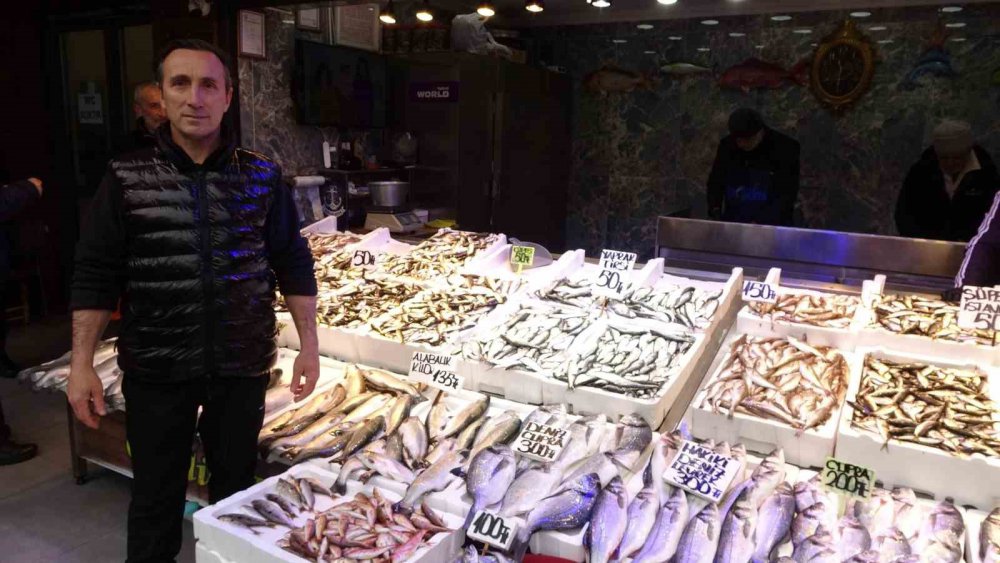 Karadeniz'in bolluğuyla dikkat çeken balık sezonunda, Trabzon Balık Hali'nde çeşitli balık türleri tezgahları süslüyor.