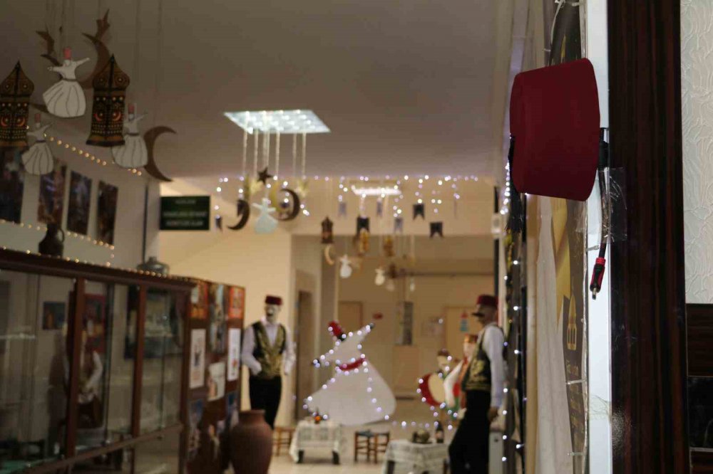 Rizeli Öğrenciler Eskiye dönmeyi başardı , okul koridorunu ramazan sokağına dönüştürdüler