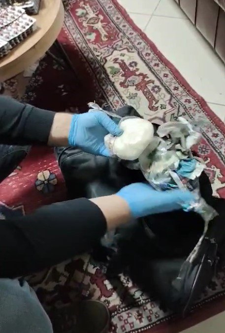Kastamonu'da Çantaya Zulalanmış Binlerce Uyuşturucu Hap İle Metamfetamin Yakalandı: 3 Kişi Tutuklandı