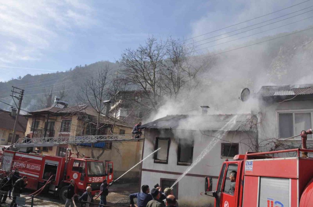 Bolu’da Korkutan Yangın, Alevler Yan Eve Sıçradı