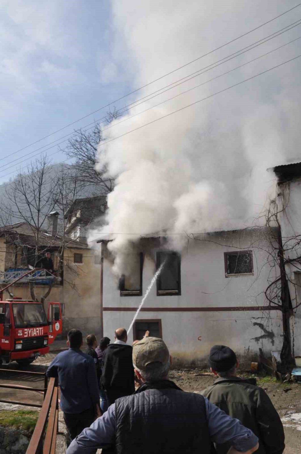 Bolu’da Korkutan Yangın, Alevler Yan Eve Sıçradı