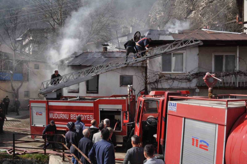 Bolu’da Korkutan Yangın, Alevler Yan Eve Sıçradı