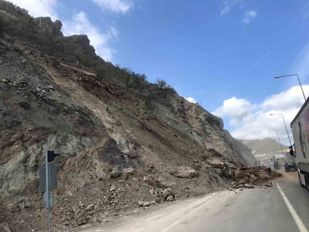 Artvin-yusufeli Karayolu Heyelan Nedeniyle Ulaşıma Kapandı