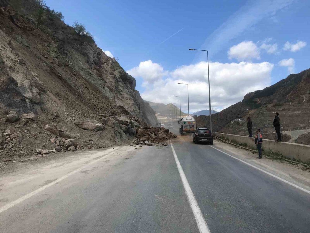 Artvin-yusufeli Karayolu Heyelan Nedeniyle Ulaşıma Kapandı