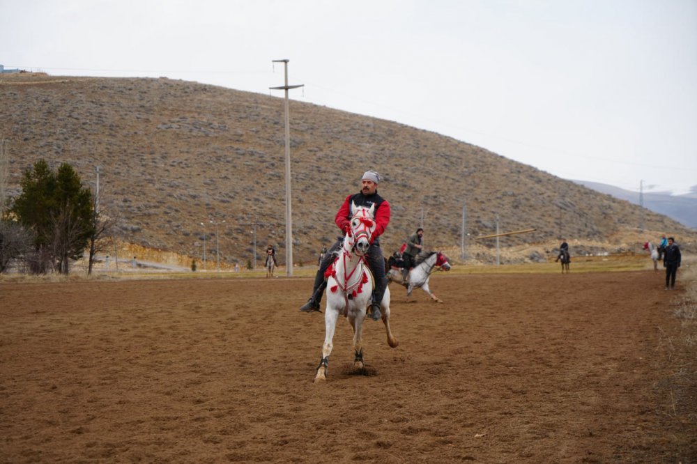 Oruç Tutan Sporcular Yağmur Çamur Demeden Bayburt'ta Cirit Oynadılar