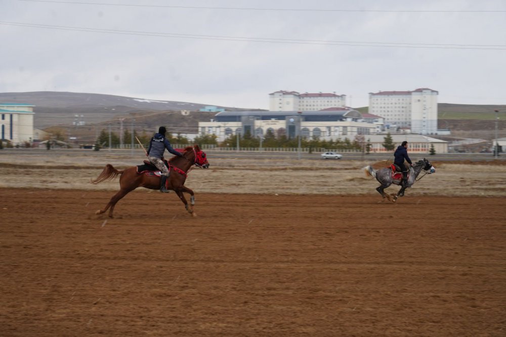 Oruç Tutan Sporcular Yağmur Çamur Demeden Bayburt'ta Cirit Oynadılar