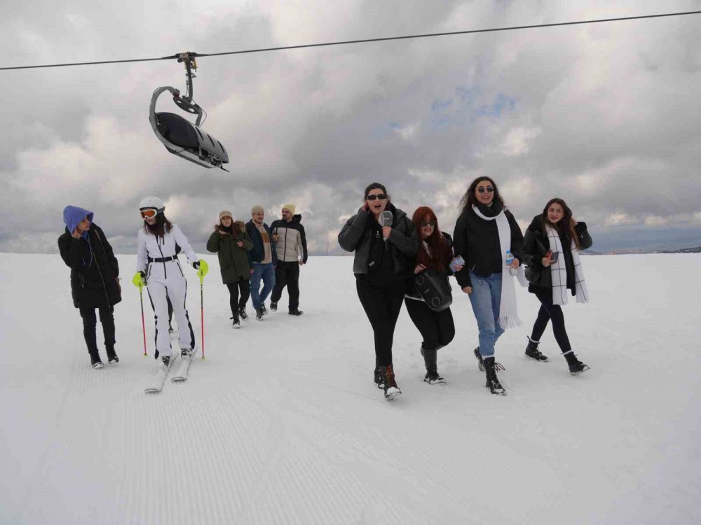 Üniversite Öğrencileri, Ilgaz Dağı’nın Zirvesinde Hem Ders Yaptı Hem Horon Tepti