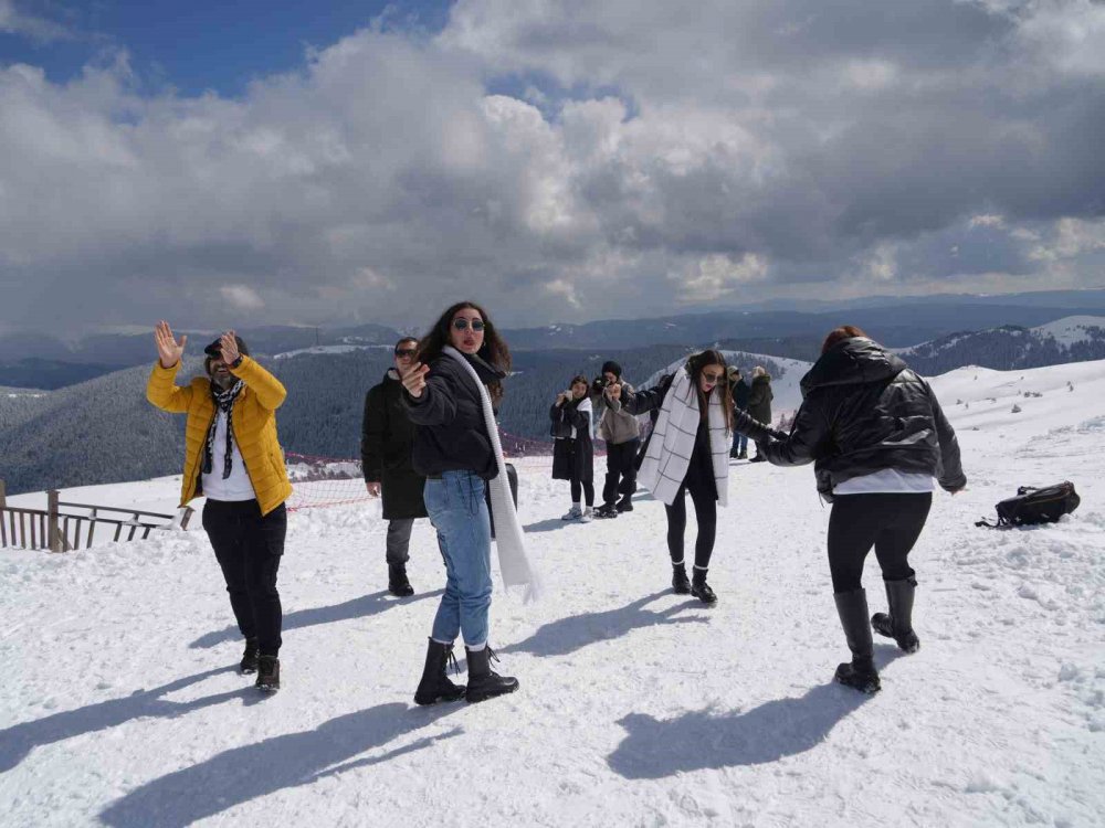 Üniversite Öğrencileri, Ilgaz Dağı’nın Zirvesinde Hem Ders Yaptı Hem Horon Tepti