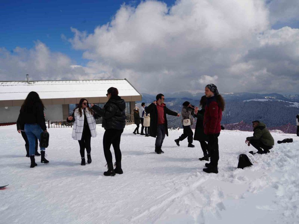 Üniversite Öğrencileri, Ilgaz Dağı’nın Zirvesinde Hem Ders Yaptı Hem Horon Tepti