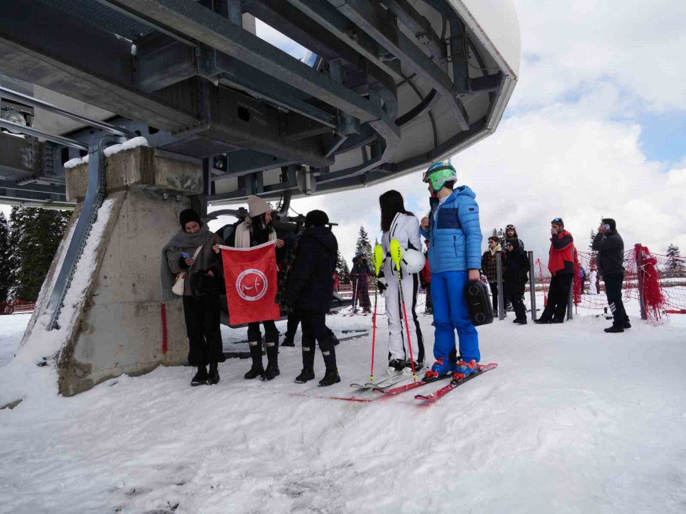 Üniversite Öğrencileri, Ilgaz Dağı’nın Zirvesinde Hem Ders Yaptı Hem Horon Tepti