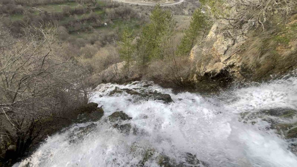 Gümüşhane'de Baharda Çıkıp Yazın Kaybolan şelaler dikkat çekiyor