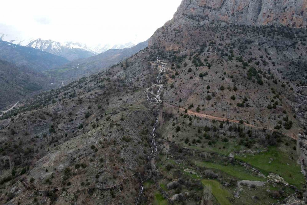 Gümüşhane'de Baharda Çıkıp Yazın Kaybolan şelaler dikkat çekiyor