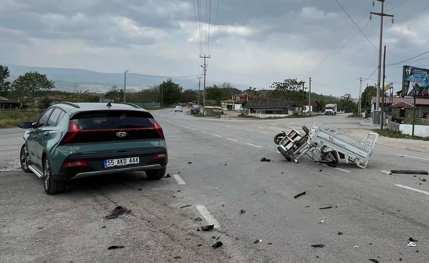 Tokat’ta Tarım Aracı İle Otomobil Çarpıştı: 1’i Ağır 2 Yaralı