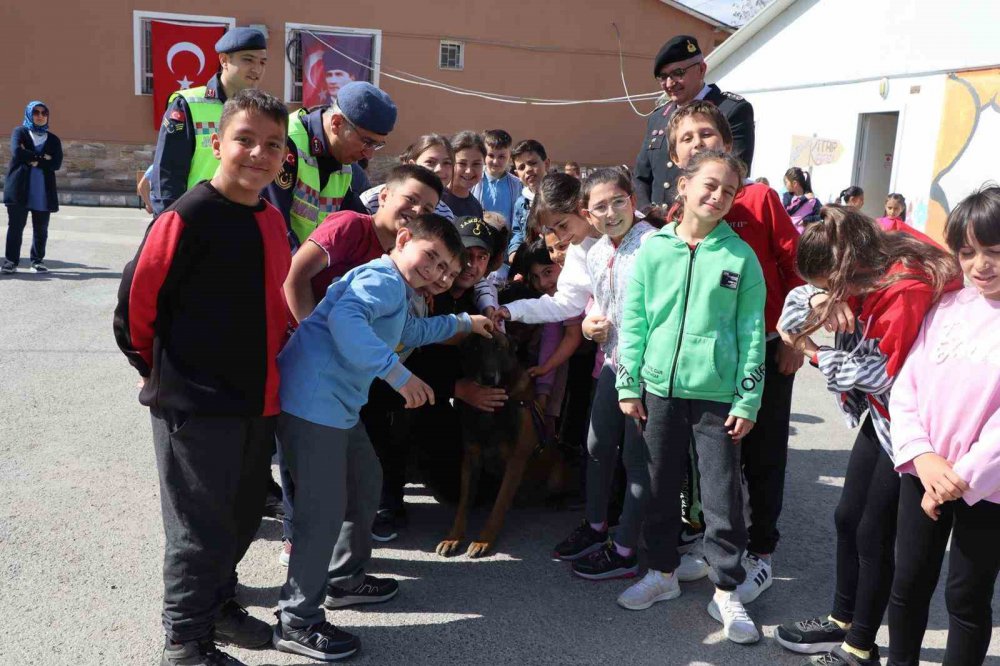 Gümüşhane’de Jandarma Ekipleri 23 Nisan’da Köy Çocuklarını Unutmadı