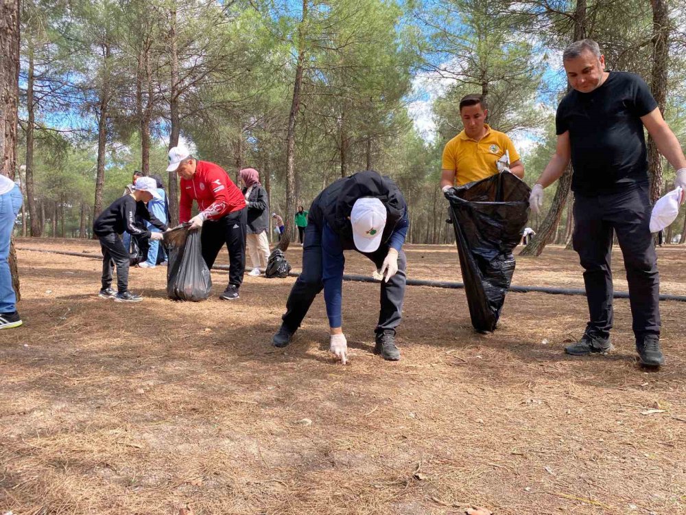 Vezirköpri'de "daha Temiz Bir Çevre İçin" Çöp Topladılar