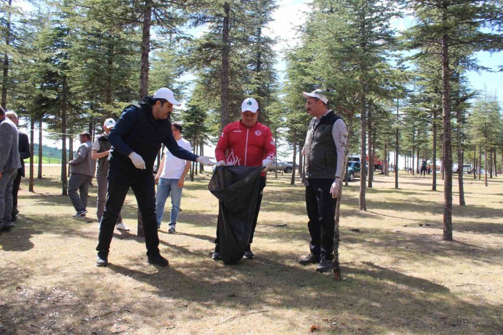 Vezirköpri'de "daha Temiz Bir Çevre İçin" Çöp Topladılar