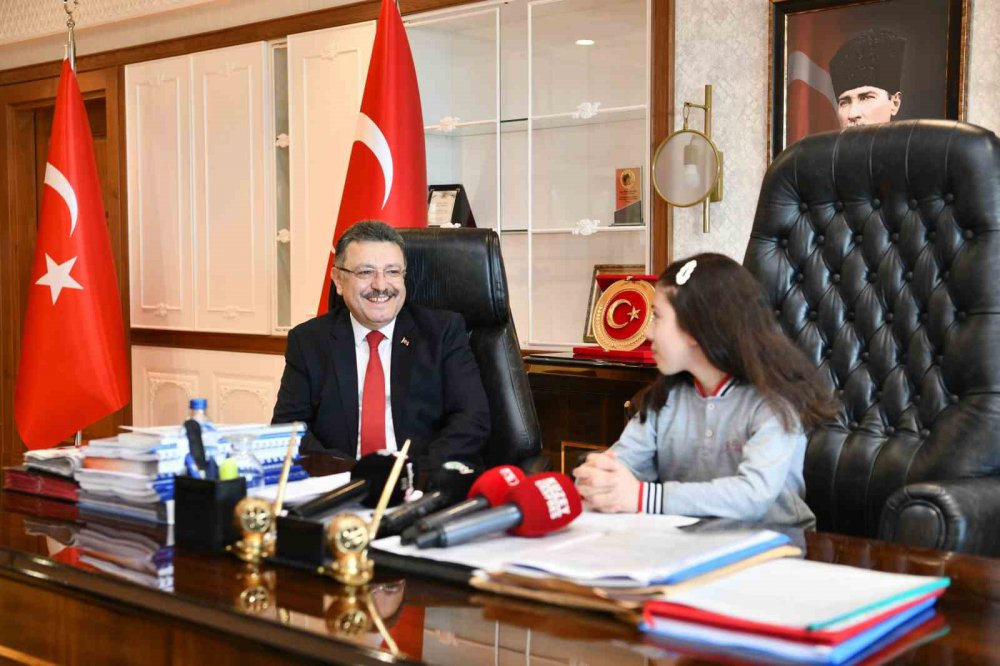 Başkan Ahmet Metin Genç, Makam Koltuğunu Çocuklara Devretti