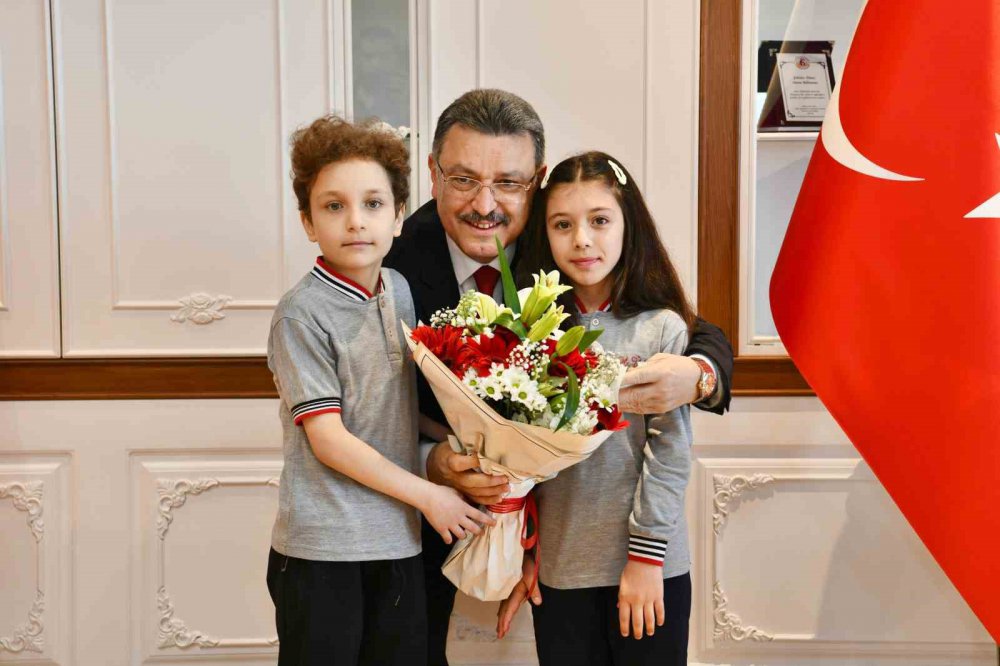 Başkan Ahmet Metin Genç, Makam Koltuğunu Çocuklara Devretti