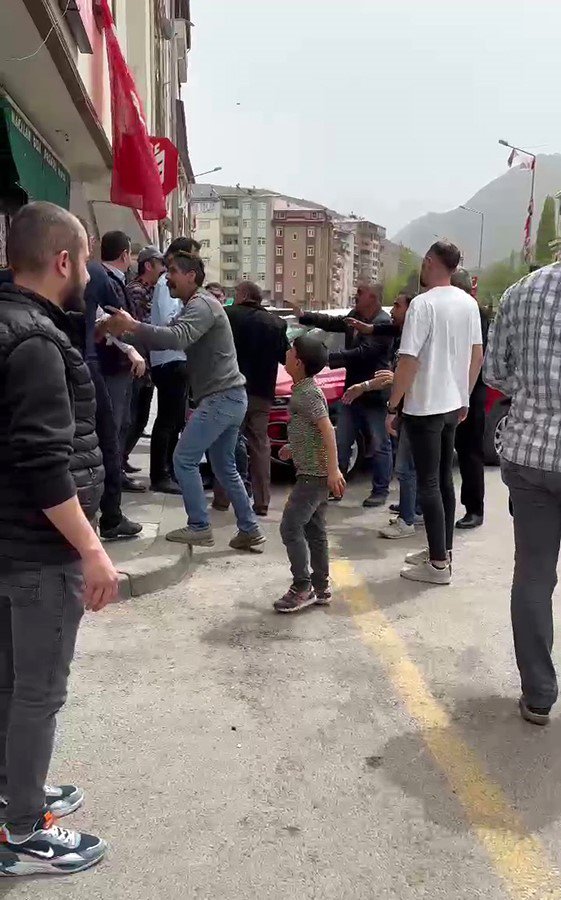 İspir’de İki Grup Arasında Bıçaklı Ve Sopalı Kavga