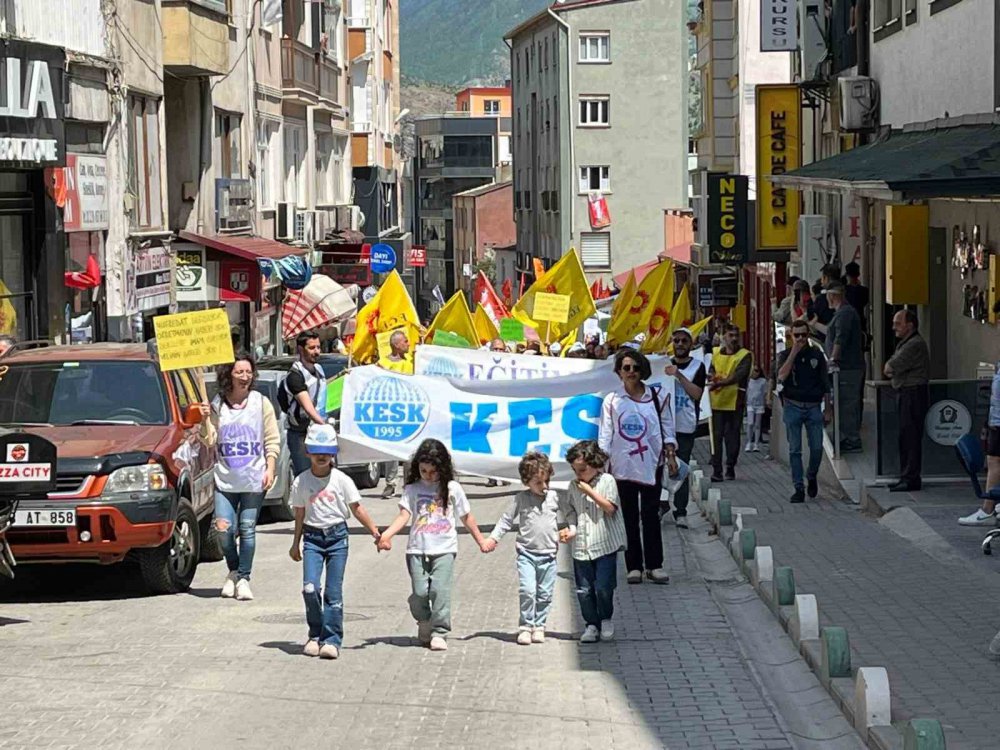Artvin’de sloganlarla 1 mayıs kutlandı