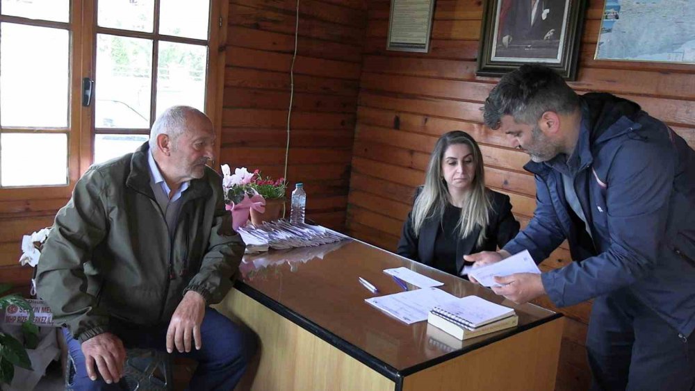 Rize Merkezin İlk Kadın Muhtarı Ayşe Memişoğlu Mazbatasını Aldı
