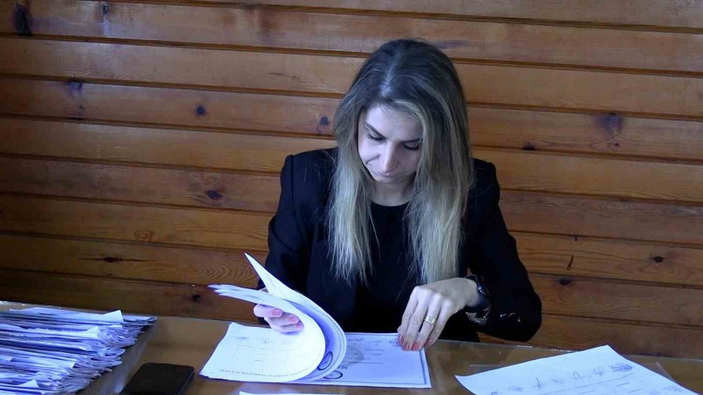 Rize Merkezin İlk Kadın Muhtarı Ayşe Memişoğlu Mazbatasını Aldı