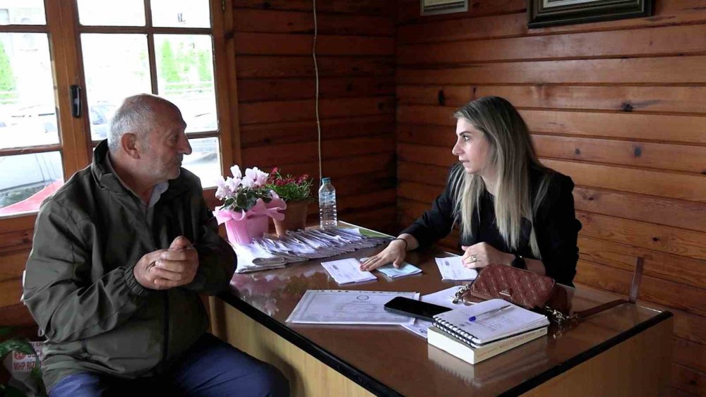 Rize Merkezin İlk Kadın Muhtarı Ayşe Memişoğlu Mazbatasını Aldı