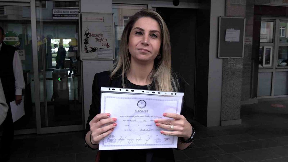 Rize Merkezin İlk Kadın Muhtarı Ayşe Memişoğlu Mazbatasını Aldı