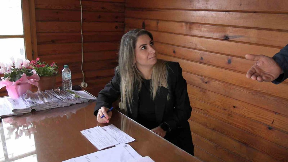 Rize Merkezin İlk Kadın Muhtarı Ayşe Memişoğlu Mazbatasını Aldı