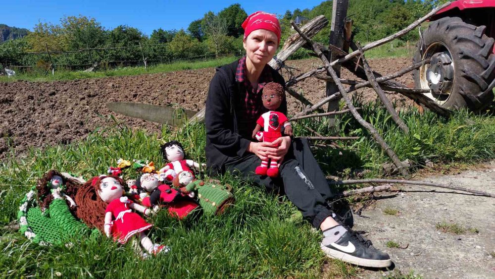 Samsun'lu kızkardeşler Sahiplendikleri 40 Kedi Ve 8 Köpeğe El İşi Yaparak Bakıyorlar