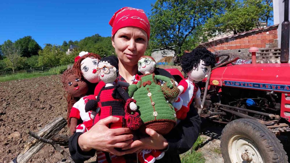 Samsun'lu kızkardeşler Sahiplendikleri 40 Kedi Ve 8 Köpeğe El İşi Yaparak Bakıyorlar